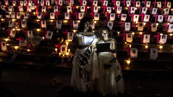 Altar a las víctimas de feminicidio de México colocado en el Ángel de la Independencia el 1 de noviembre de 2018 - Sputnik Mundo