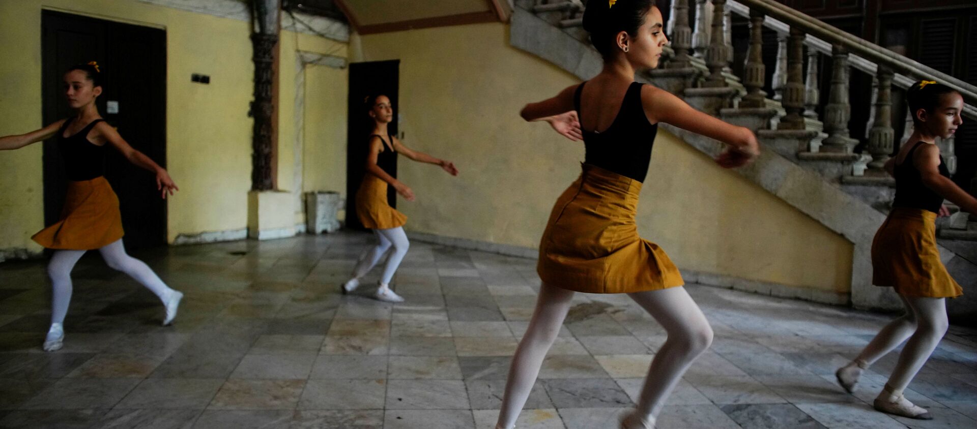 Así se entrenan los alumnos de la Escuela Nacional de Ballet de Cuba
 - Sputnik Mundo, 1920, 24.10.2019