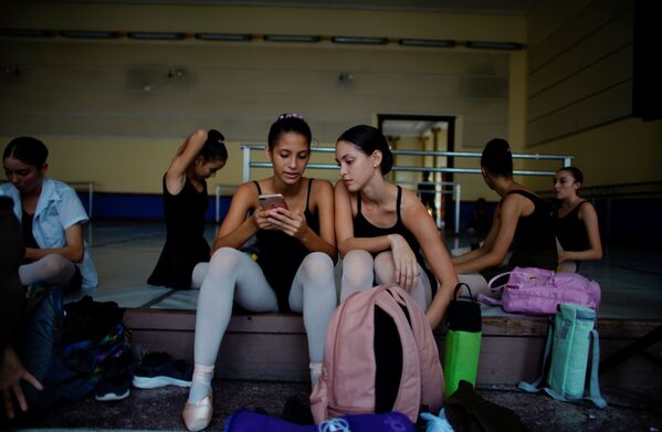 Así se entrenan los alumnos de la Escuela Nacional de Ballet de Cuba
 - Sputnik Mundo