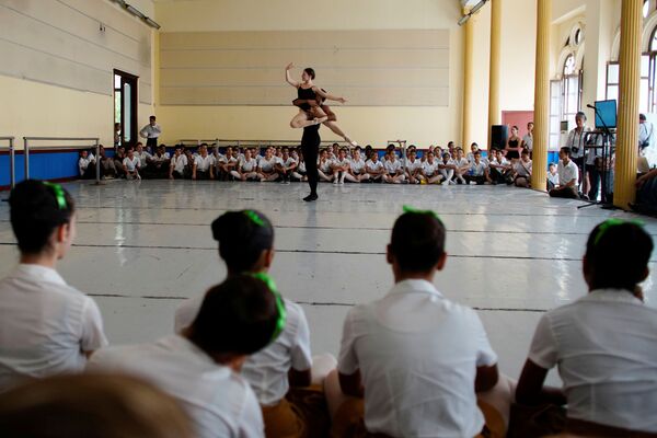 Así se entrenan los alumnos de la Escuela Nacional de Ballet de Cuba
 - Sputnik Mundo