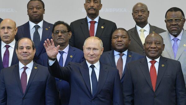 El presidente de Rusia, Vladímir Putin, junto a los líderes de varios países de África, durante el Foro Rusia-África (archivo) - Sputnik Mundo