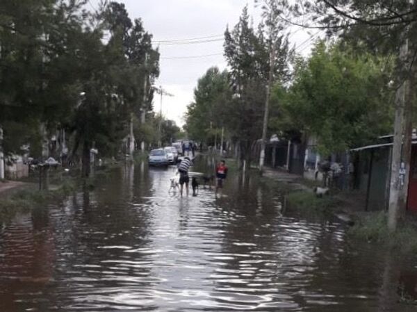Calles inundadas en un barrio de La Matanza - Sputnik Mundo