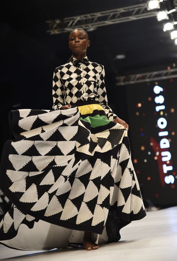Una visión moderna de los motivos tradicionales: así es la semana de la moda en Nigeria
 - Sputnik Mundo