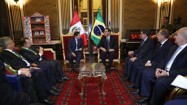 El presidente de Perú, Martín Vizcarra, recibe al vicepresidente de Brasil, Hamilton Mourao, en Lima - Sputnik Mundo