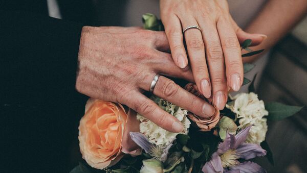 Las manos de una pareja el dia de su matrimonio (archivo) - Sputnik Mundo