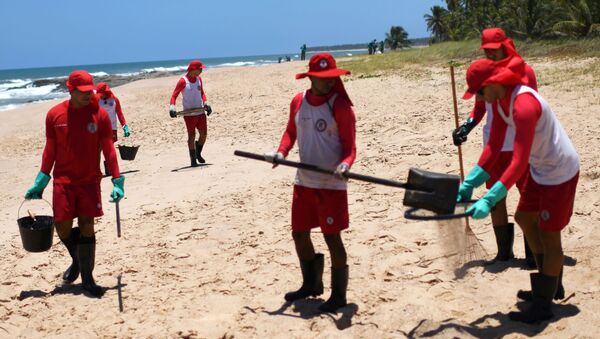 Trabajadores municipales limpiando de petróleo la playa de Mata de Sao Joao, Brasil - Sputnik Mundo