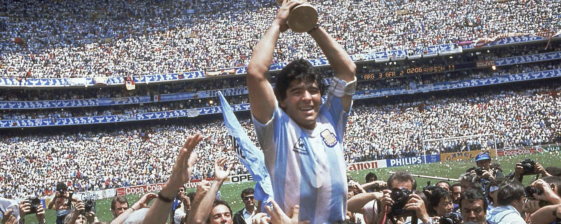Diego Maradona sosteniendo la Copa del Mundo en 1986, en el Estadio Azteca. - Sputnik Mundo, 1920, 26.11.2020