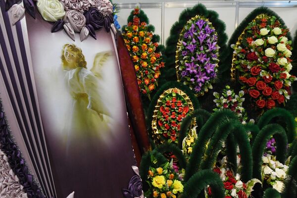 Moscú muestra las últimas tendencias de moda funeraria en la exposición Necrópol - Tanexpo 2019
 - Sputnik Mundo