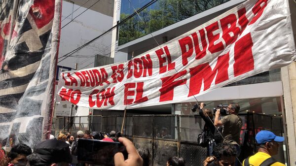 Argentinos protestan frente a la sede del FMI en Buenos Aires - Sputnik Mundo