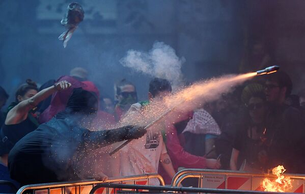 Disturbios, Halloween y una potente erupción volcánica: así son las mejores fotos de la semana
 - Sputnik Mundo