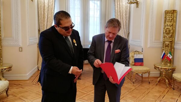 El mexicano condecorado por el Ministerio de Defensa de Rusia, Eduardo Cruz y el Embajador de la Federación de Rusia en México, Víctor Coronelli - Sputnik Mundo