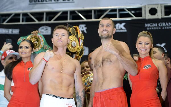 Los boxeadores Saúl 'Canelo' Álvarez y Sergey Kovalev antes de la pelea - Sputnik Mundo