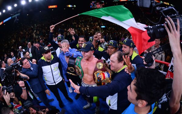 Los medios de comunicación y seguidores de 'Canelo' tras la victoria del boxeador mexicano - Sputnik Mundo