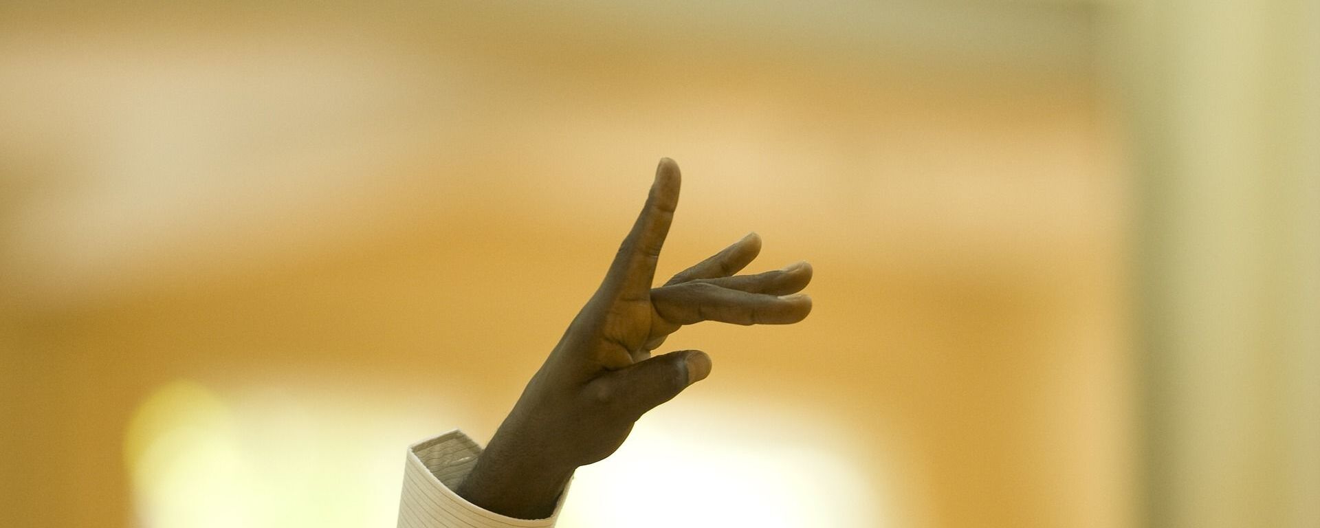 La mano de un afrodescendiente (imagen referencial) - Sputnik Mundo, 1920, 20.03.2021