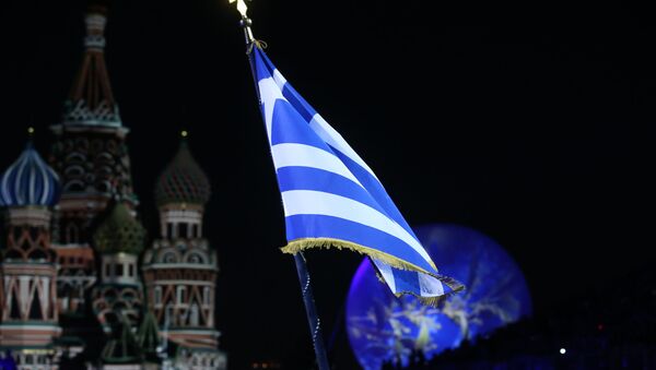 La bandera de Grecia con el fondo de la Catedral de San Basilio de Moscú - Sputnik Mundo