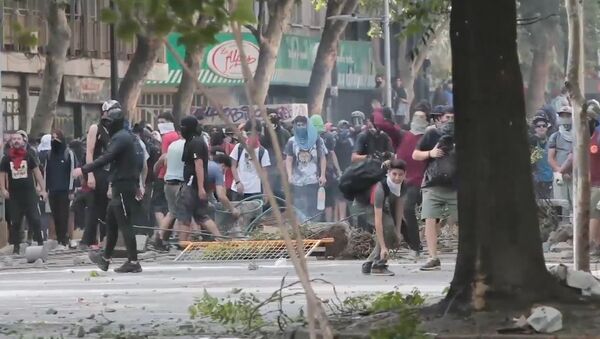 Usan gases lacrimógenos y cañones de agua contra los manifestantes en Chile - Sputnik Mundo