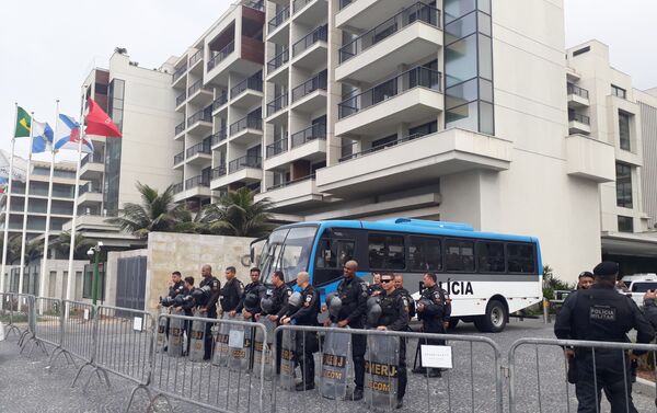 Policía brasileña durante las protestas contra la mayor subasta de petróleo de la historia en Rio de Janeiro - Sputnik Mundo