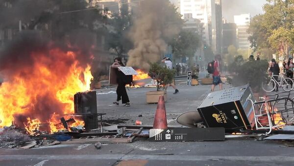 Las llamas de las protestas en Chile llegan al barrio financiero de Santiago - Sputnik Mundo