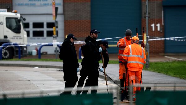 Policía británica en el lugar donde estaba el camión con migrantes muertos - Sputnik Mundo