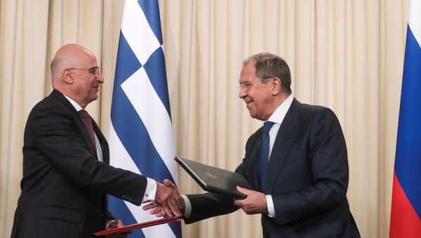 La reunión entre el canciller ruso, Serguéi Lavrov y su para griego, Nikolaos Dendias - Sputnik Mundo