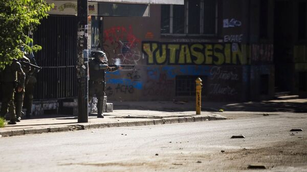 Carabineros de Chile disparan hacia los manifestantes - Sputnik Mundo