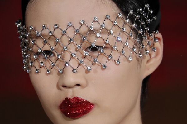 Belleza extraterrestre y lujo sin límites: así fue el desfile de Valentino en China - Sputnik Mundo