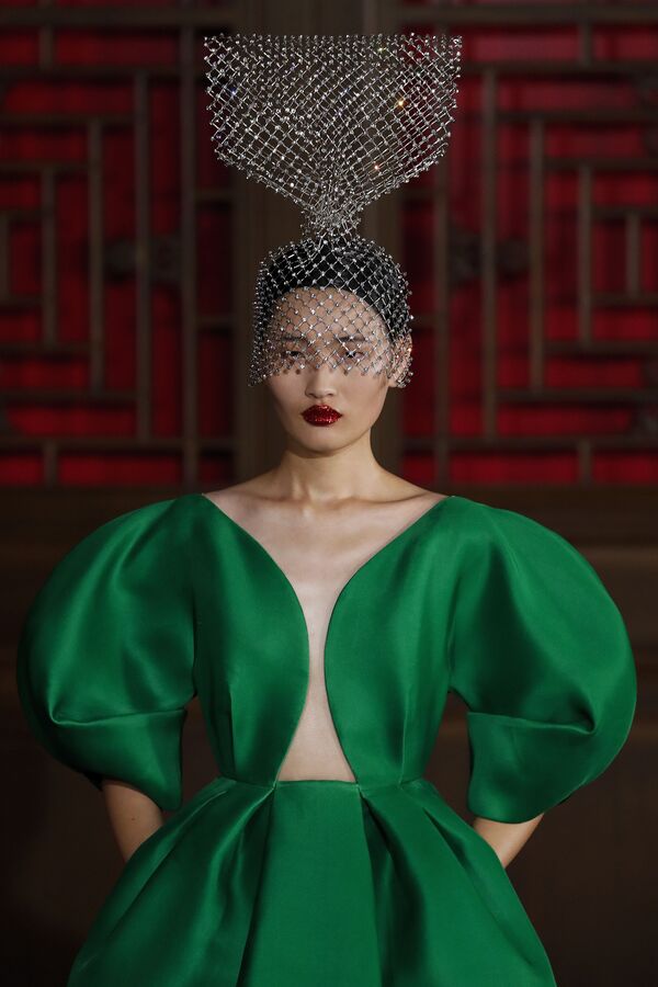 Belleza extraterrestre y lujo sin límites: así fue el desfile de Valentino en China - Sputnik Mundo