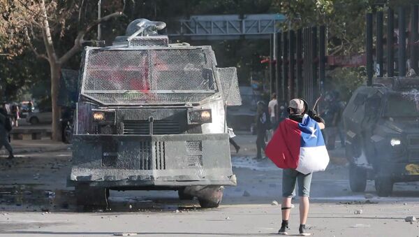 La Policía usa cañones de agua para dispersar a los manifestantes chilenos - Sputnik Mundo