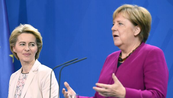 La nueva presidenta de la Comisión Europea, Ursula von der Leyen, y la canciller alemana, Angela Merkel - Sputnik Mundo
