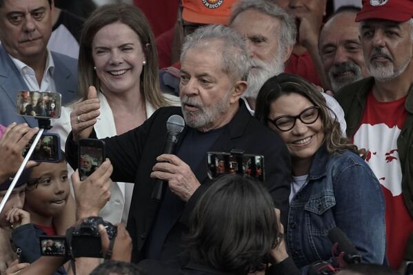 El expresidente brasileño Lula da Silva y su novia Rosangela da Silva - Sputnik Mundo