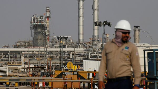 Una refinería de Saudi Aramco en Arabia Saudí - Sputnik Mundo