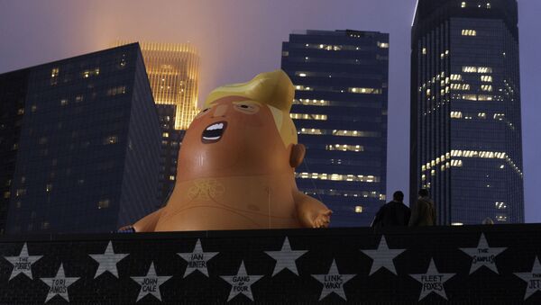 El muñeco inflable de Donald Trump - Sputnik Mundo
