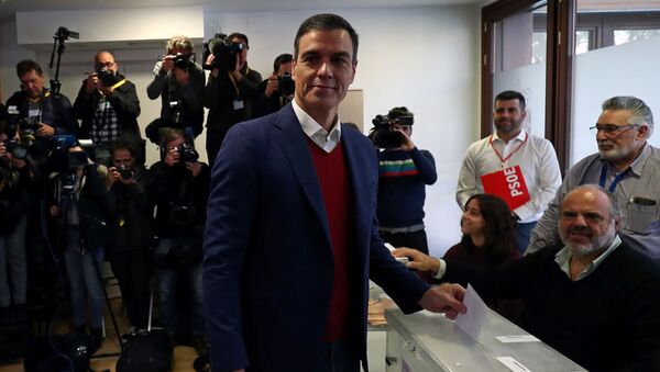 Pedro Sánchez, líder del Partido Socialista español, emite su voto en las elecciones generales del 10 de noviembre, en Madrid (España) - Sputnik Mundo