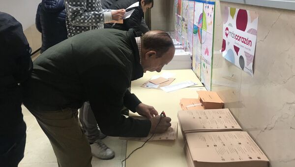 Los españoles acuden a las urnas en la jornada electoral - Sputnik Mundo
