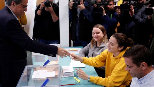 Quim Torra entrega un documento de identidad a la presidenta de la mesa electoral - Sputnik Mundo