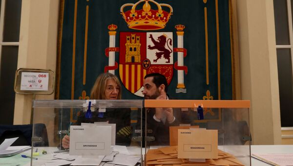 Dos urnas de votación durante las elecciones generales de España del 10 de noviembre - Sputnik Mundo