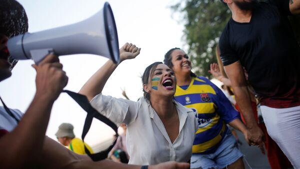 Manifestantes participan en una protesta contra el expresidente de Brasil Luiz Inácio Lula da Silva - Sputnik Mundo
