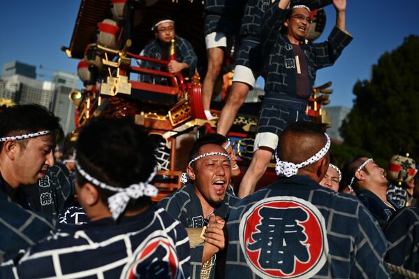 Tokio celebra la ascensión al trono del emperador de Japón con un desfile - Sputnik Mundo