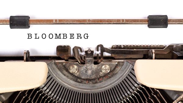 Bloomberg tecleado en una máquina de escribir - Sputnik Mundo