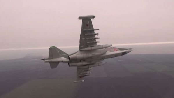 Los pilotos de los 'tanques' voladores Su-25 perfeccionan sus destrezas - Sputnik Mundo