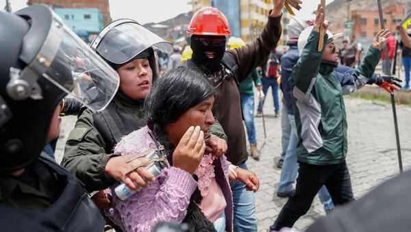 Mujer detenida por la policía durante los choques entre manifestantes a favor de Evo Morales y manifestantes de la oposición en La Paz - Sputnik Mundo