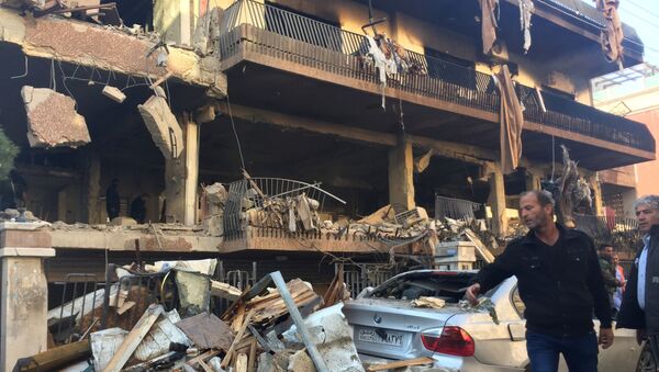 Un edificio destruido en Mezzeh, en el suroeste de Damasco - Sputnik Mundo