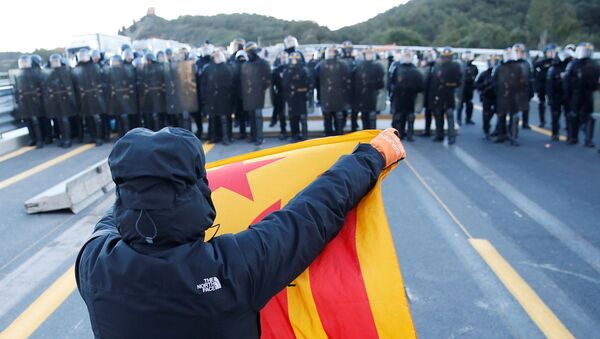 La Policía francesa desaloja a los manifestantes independentistas  - Sputnik Mundo