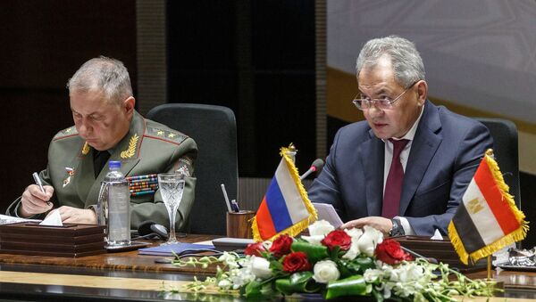 El ministro de Defensa de Rusia, Serguéi Shoigú, y su homólogo de Egipto, Mohamed Zaki - Sputnik Mundo