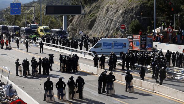 La Policía española en la carretera AP-7 en la frontera con Francia - Sputnik Mundo