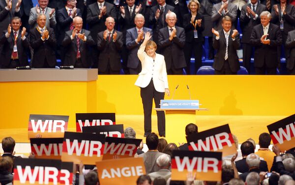 La canciller alemana, Angela Merkel, recibe aplausos de los miembros del partido demócrata cristiano en 2009 - Sputnik Mundo