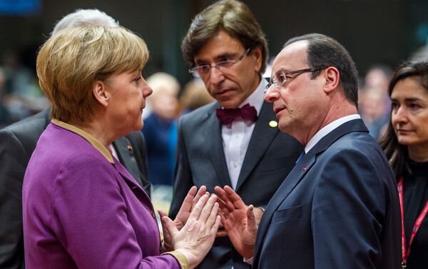 La canciller alemana, Angela Merkel en diálogo con el expresidente de Francia, Francois Hollande, en Bruselas - Sputnik Mundo