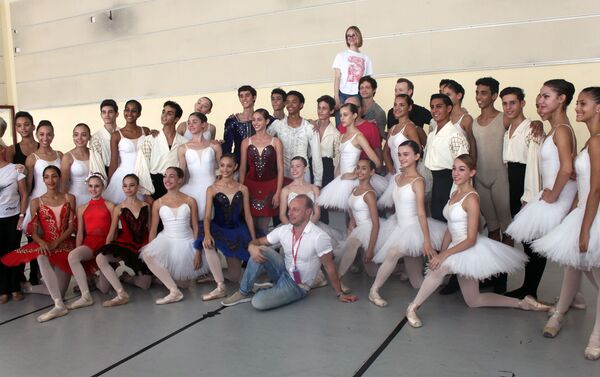 Miembros de la delegación cultural de San Petersburgo con alumnos de la Escuela Nacional de Ballet de Cuba - Sputnik Mundo