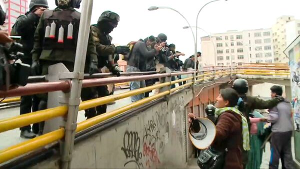 La Policía boliviana usa gases lacrimógenos contra los manifestantes partidarios de Morales - Sputnik Mundo