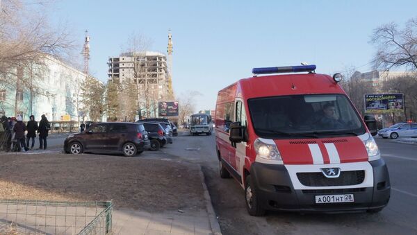 Servicio de emergencias cerca del centro educativo donde se produjo  el tiroteo en la ciudad de Blagovéschensk, en el este de Rusia - Sputnik Mundo